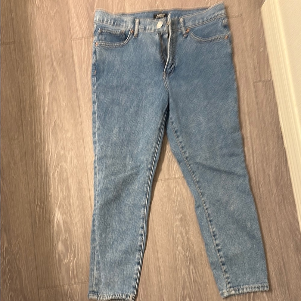 Express jeans 8 short mid rise skinny.